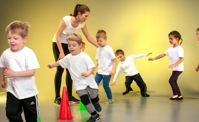 Kinder beim Bewegungsparcours