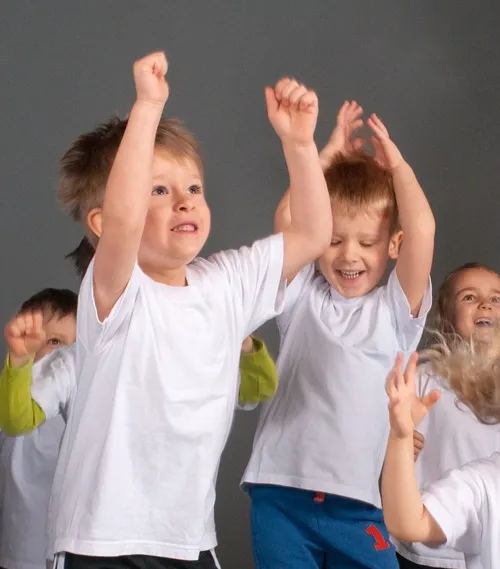 Kinder beim Kampfkatzenkurs